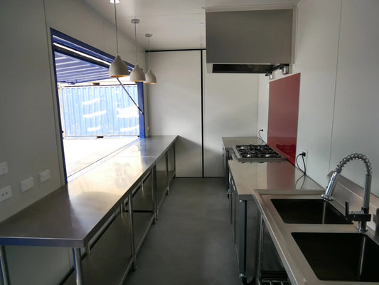 Café en contenedor marítimo con fachada de madera