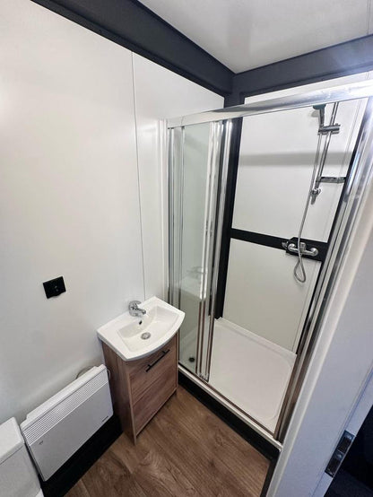 CONTENEDOR DE OFICINA CON BAÑO Y WC 6 X 2,5