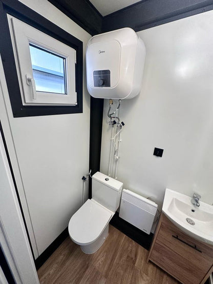 CONTENEDOR DE OFICINA CON BAÑO Y WC 6 X 2,5