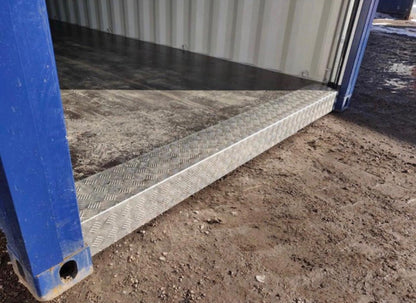 Contenedor 30 pies con puerta garaje azul