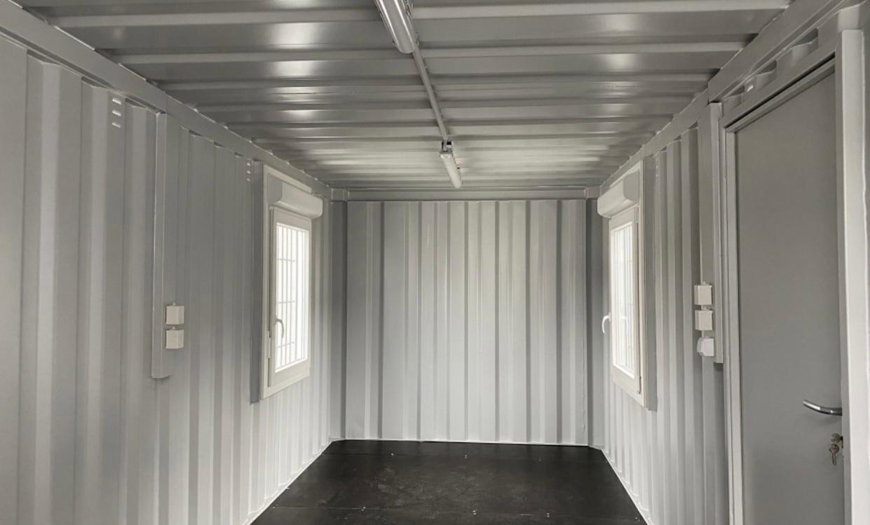 Contenedor 20 pies con puerta y ventana