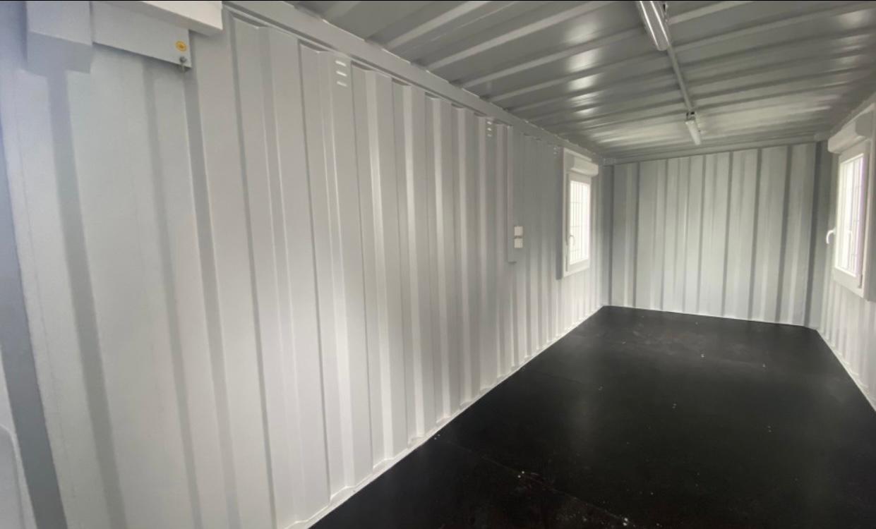 Contenedor 20 pies con puerta y ventana